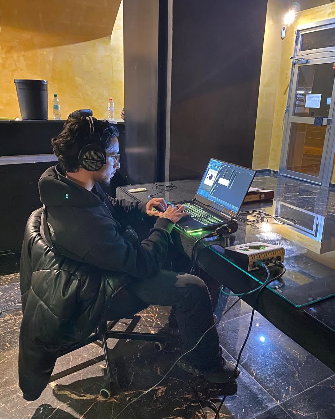 Aki am Mischpult im Studio in Dortmund West, prodbyaki bei der Arbeit